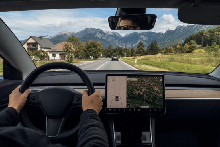 Tesla elektromos autó szlovén úton felügyelt önvezető rendszer használata közben