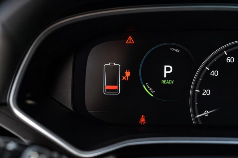 Elektromos autó műszerfala töltési hibára figyelmeztető gyári ikonnal