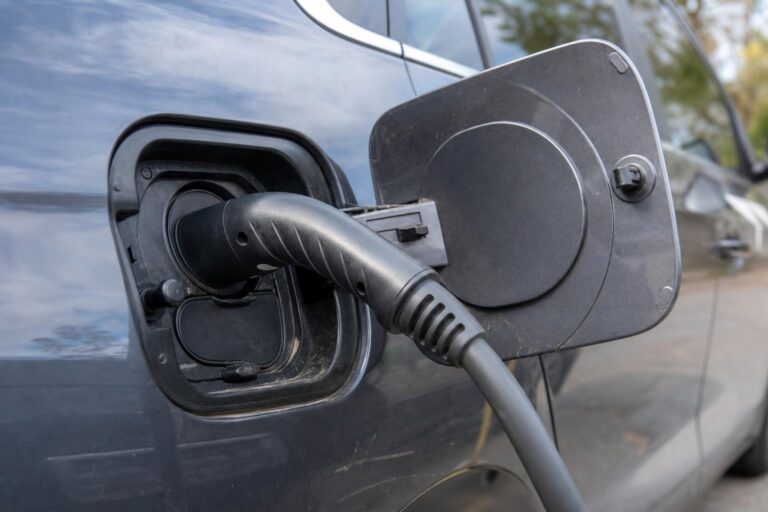 Elektromos autó töltőaljzatába beragadt töltőkábel közeli, élethű képe