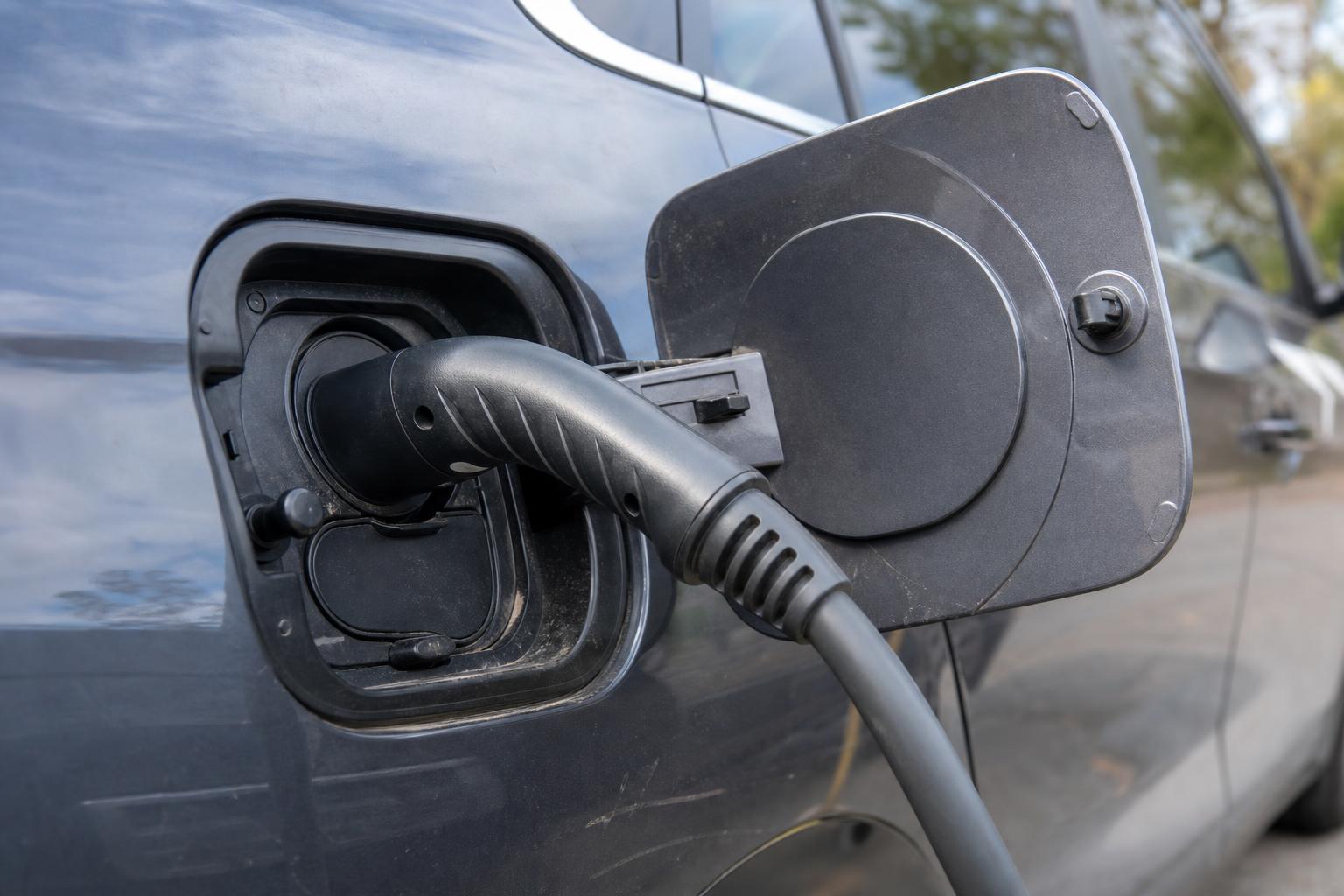 Elektromos autó töltőaljzatába beragadt töltőkábel közeli, élethű képe
