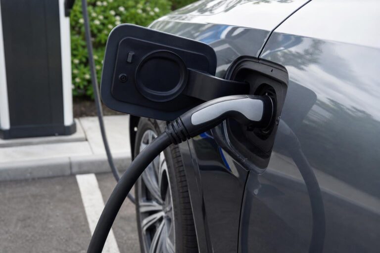 Type 2 töltőkábel csatlakoztatva egy elektromos autó töltőaljzatához