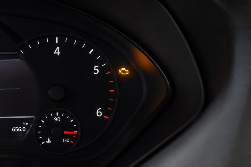 Autó műszerfala világító motorhiba-jelző lámpával, turbógeometria-hiba gyanújához kapcsolódóan