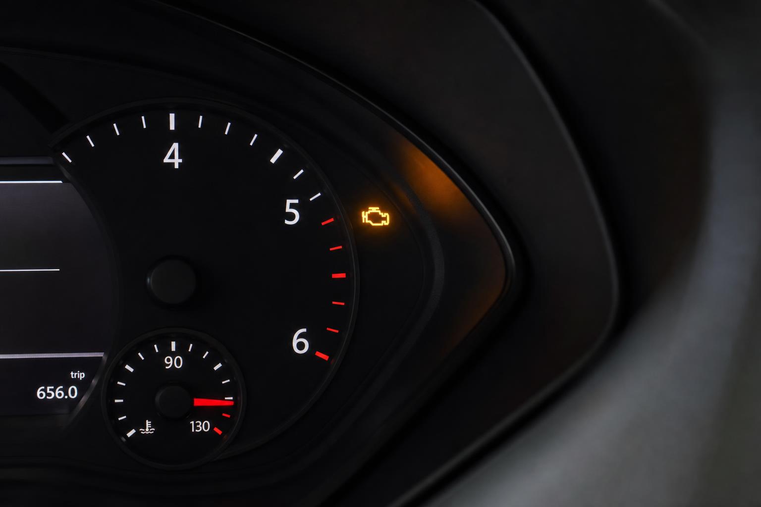 Autó műszerfala világító motorhiba-jelző lámpával, turbógeometria-hiba gyanújához kapcsolódóan