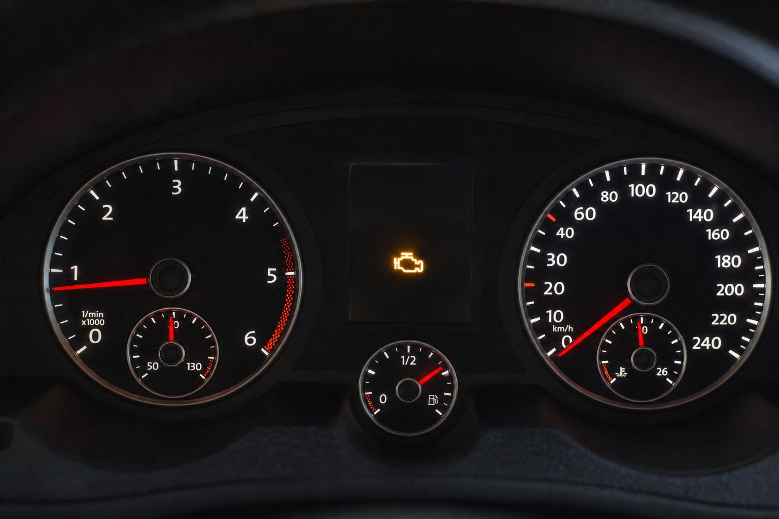 Autó műszerfala világító motorhiba-jelzéssel turbócső-probléma esetén