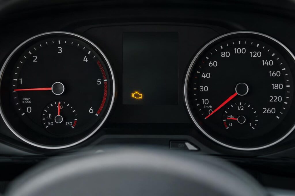 Autó műszerfala világító motorhiba-jelző ikonnal turbónyomás-probléma esetén