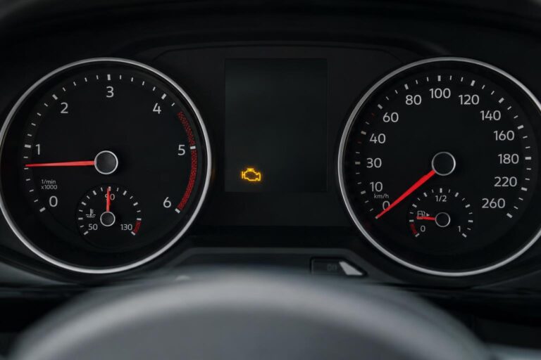 Autó műszerfala világító motorhiba-jelző ikonnal turbónyomás-probléma esetén