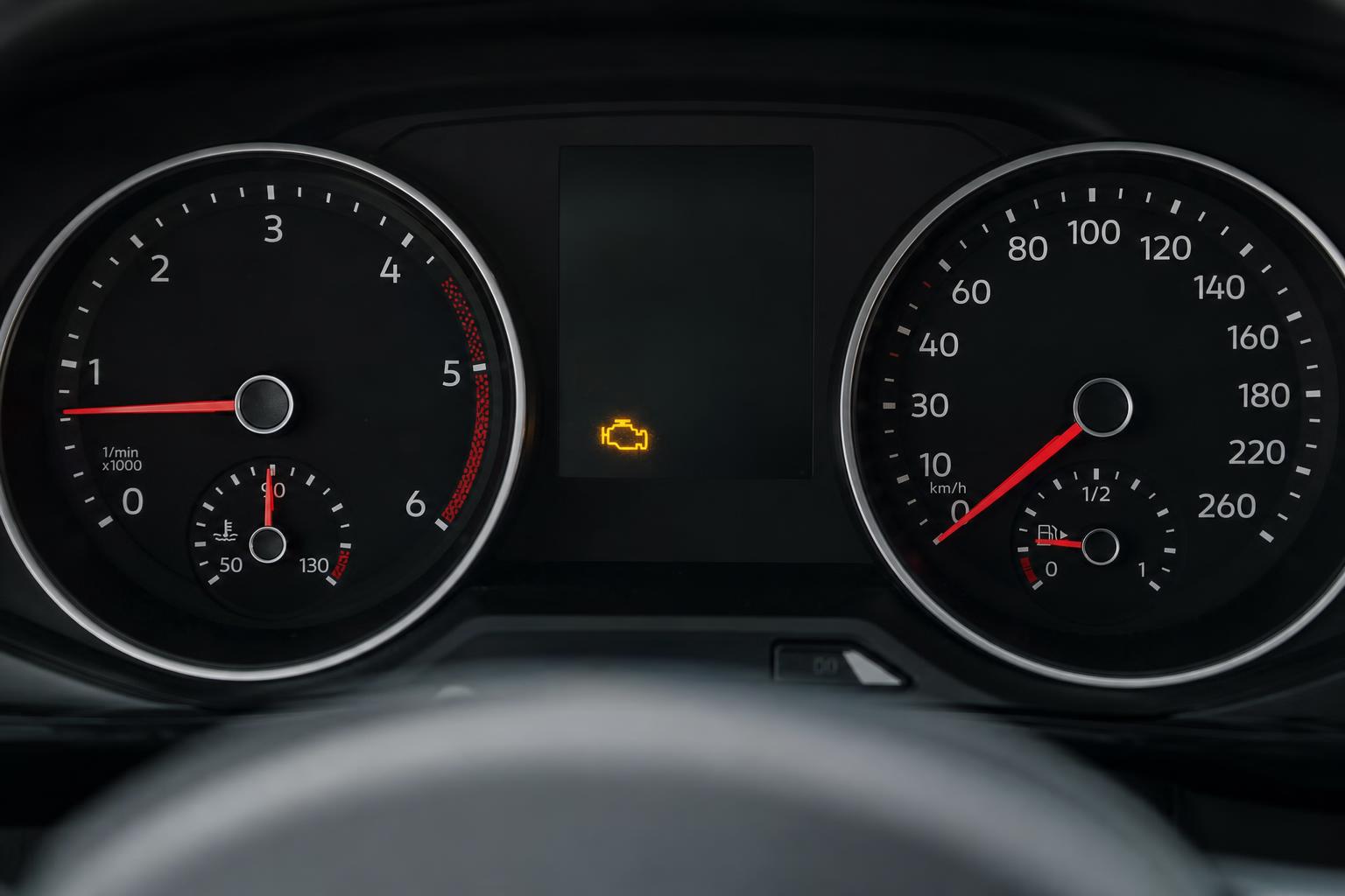 Autó műszerfala világító motorhiba-jelző ikonnal turbónyomás-probléma esetén