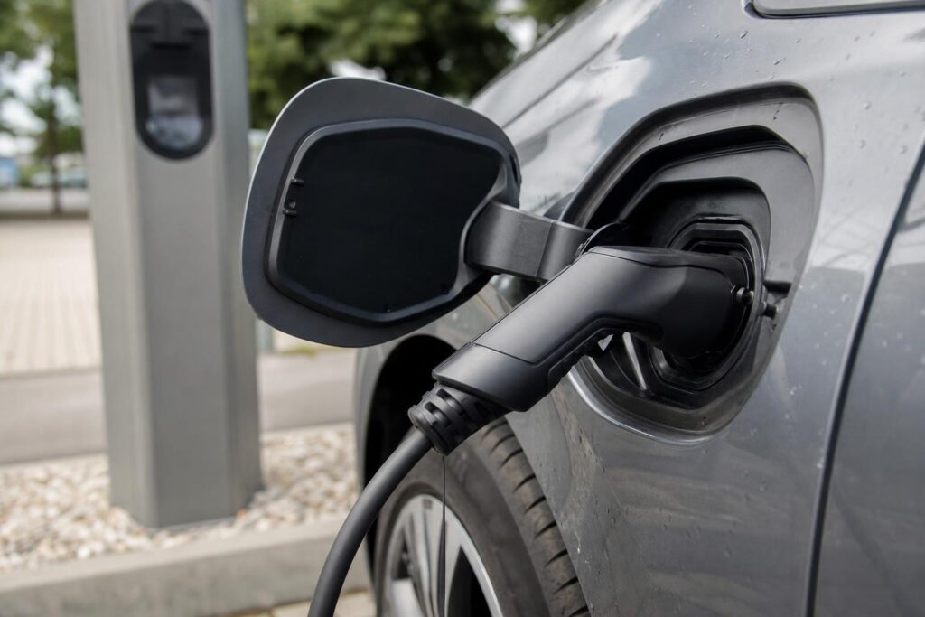 Type 2 AC-töltőcsatlakozó elektromos autó töltőaljzatába csatlakoztatva