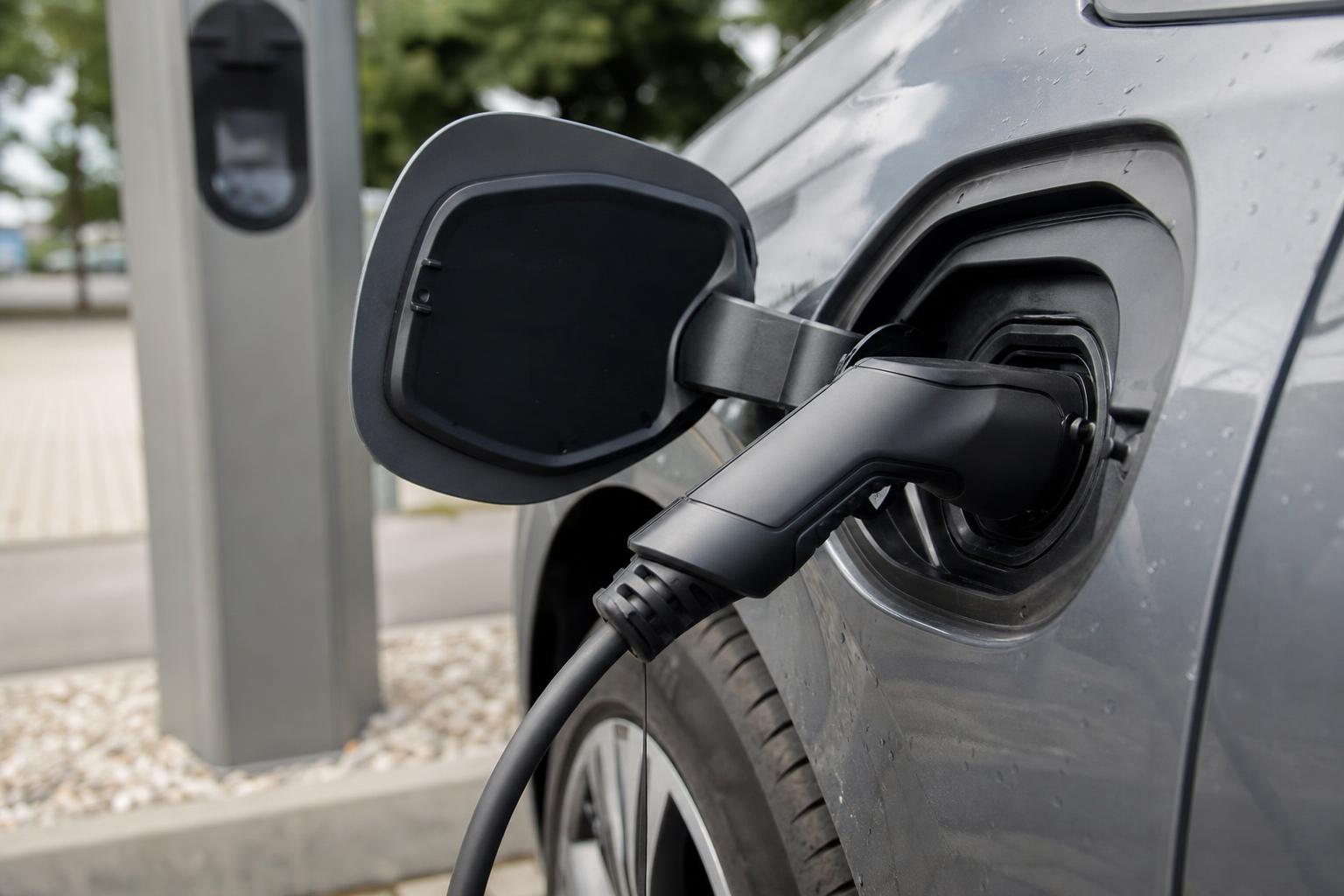 Type 2 AC-töltőcsatlakozó elektromos autó töltőaljzatába csatlakoztatva