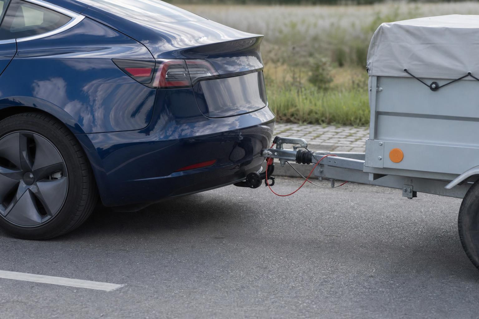 Elektromos autó szabályosan csatlakoztatott utánfutóval közúton