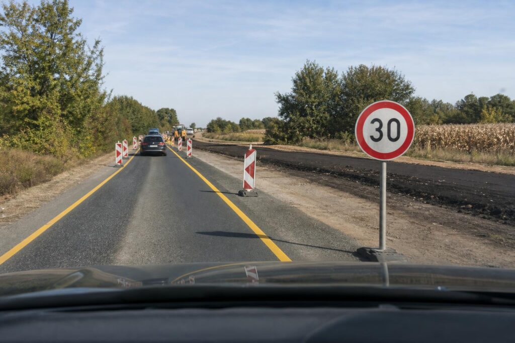 Ideiglenes sebességkorlátozó tábla útépítési terelésnél keskenyített forgalmi sáv mellett