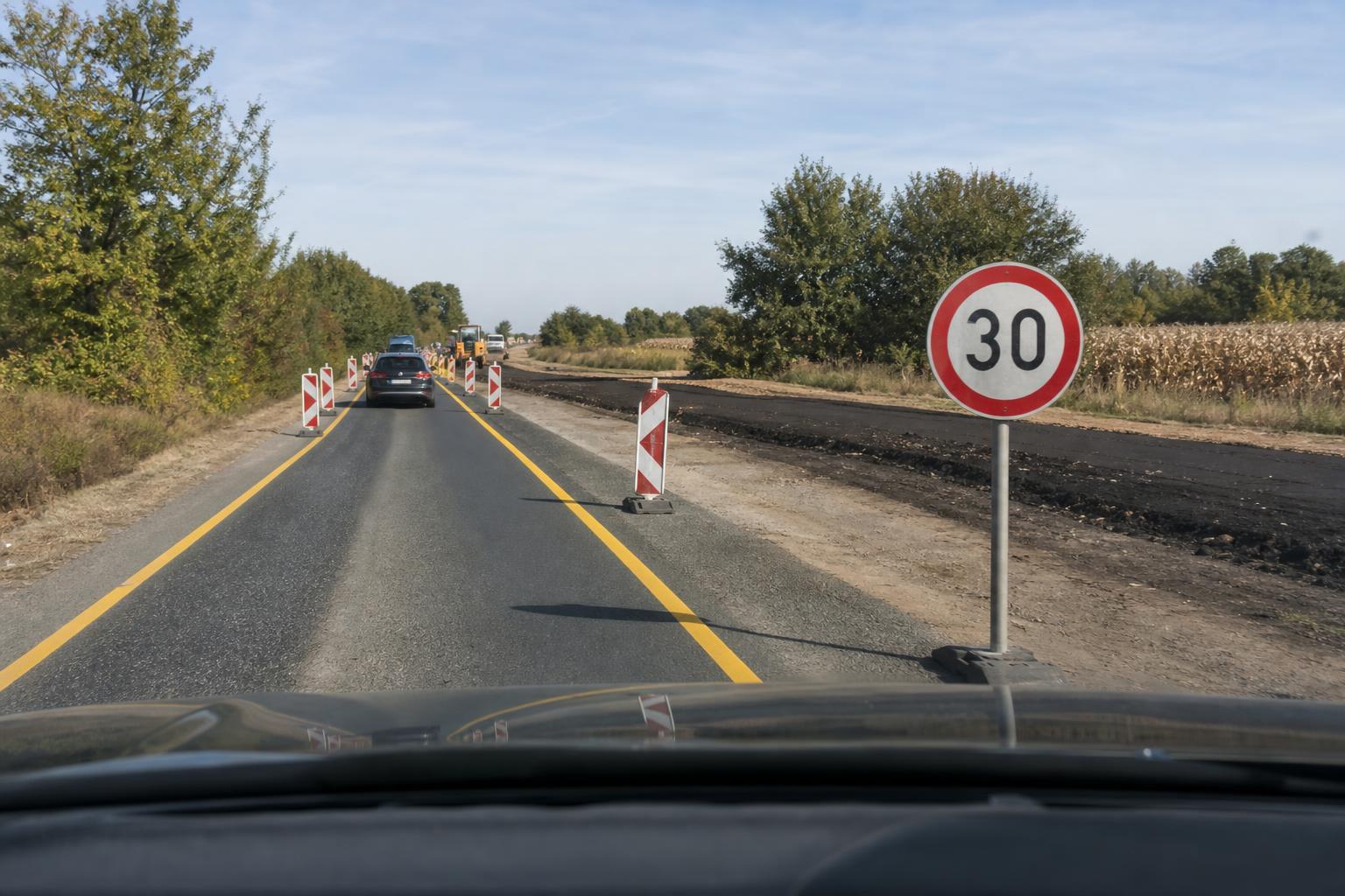 Ideiglenes sebességkorlátozó tábla útépítési terelésnél keskenyített forgalmi sáv mellett