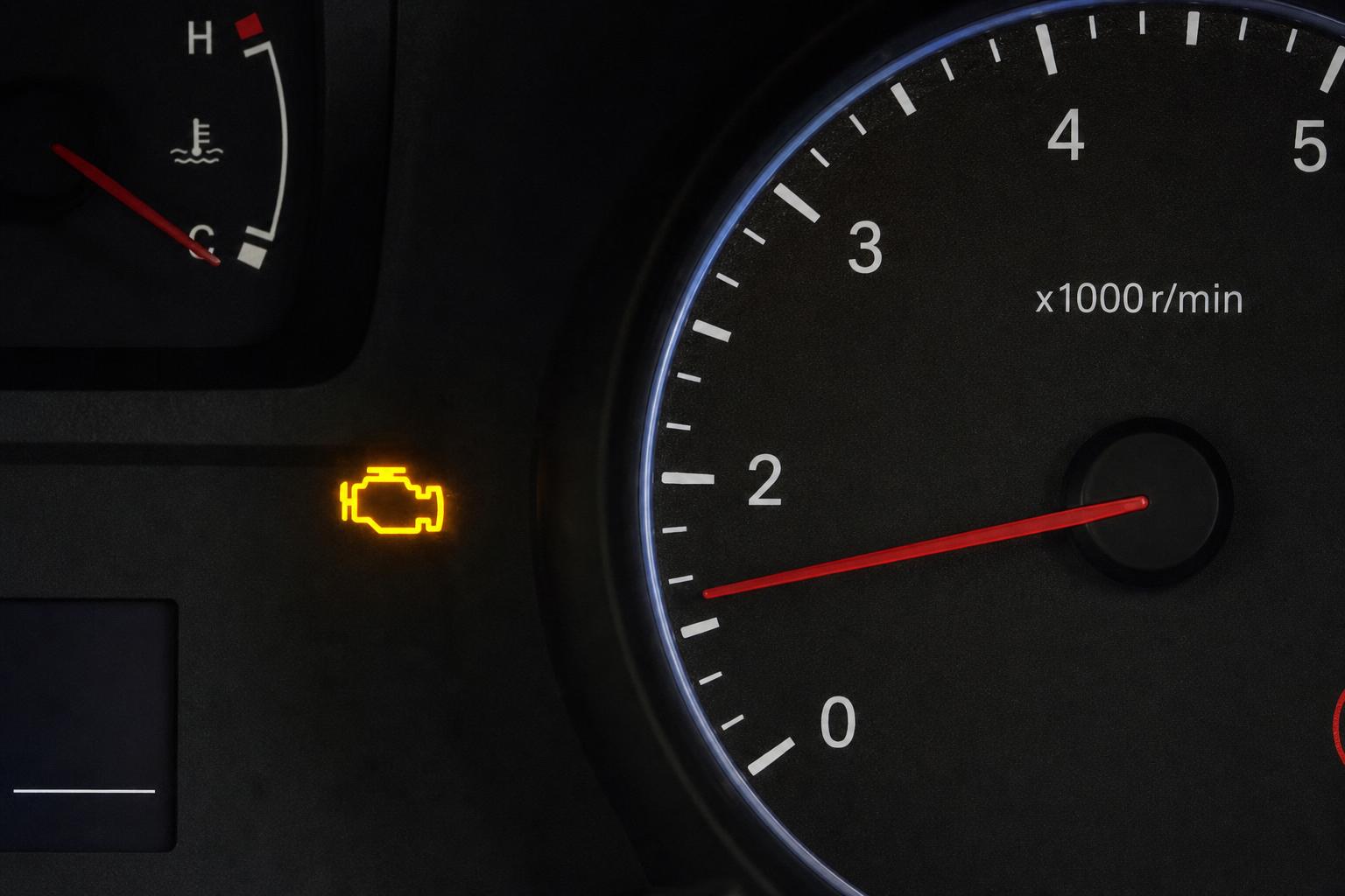 Autó műszerfala világító motorhiba-jelzéssel, amely üzemanyagrendszeri problémára is utalhat