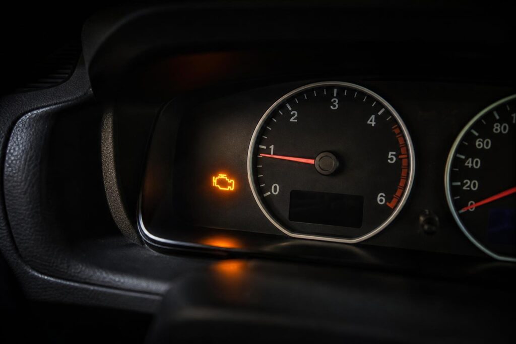 Autó műszerfala indítási kísérlet közben világító motorhiba-jelzéssel, amely üzemanyagpumpa-hibára is utalhat