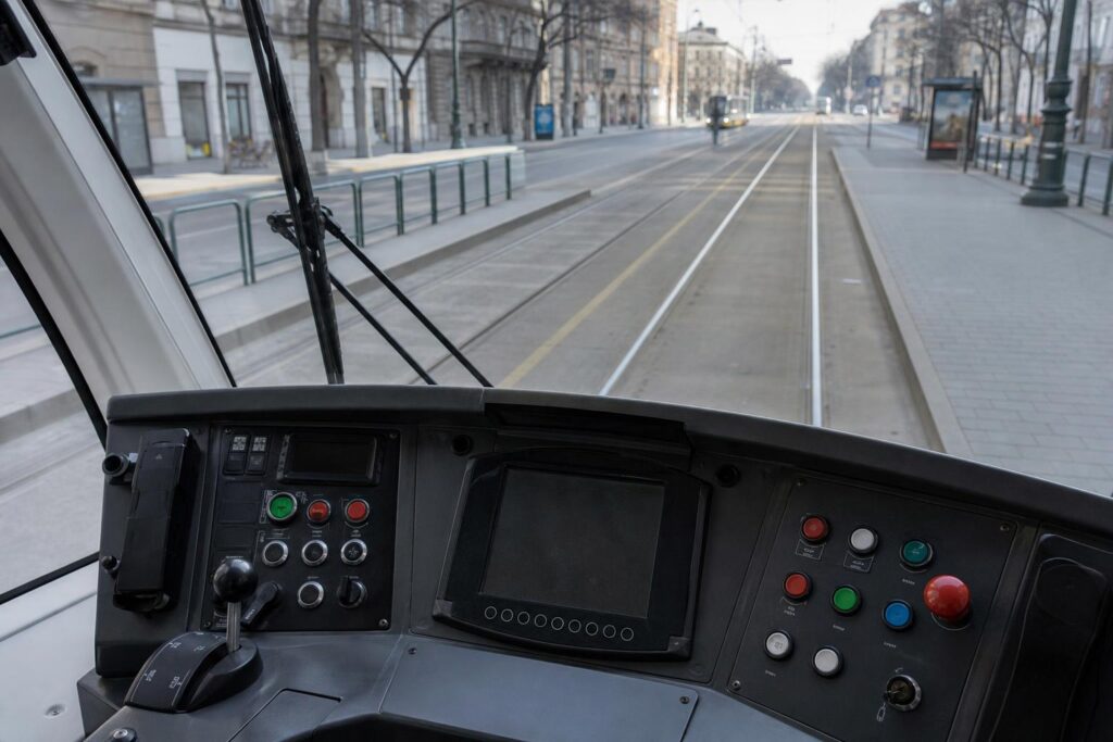Modern villamos vezetőfülkéje és kezelőpultja a pályára néző kilátással