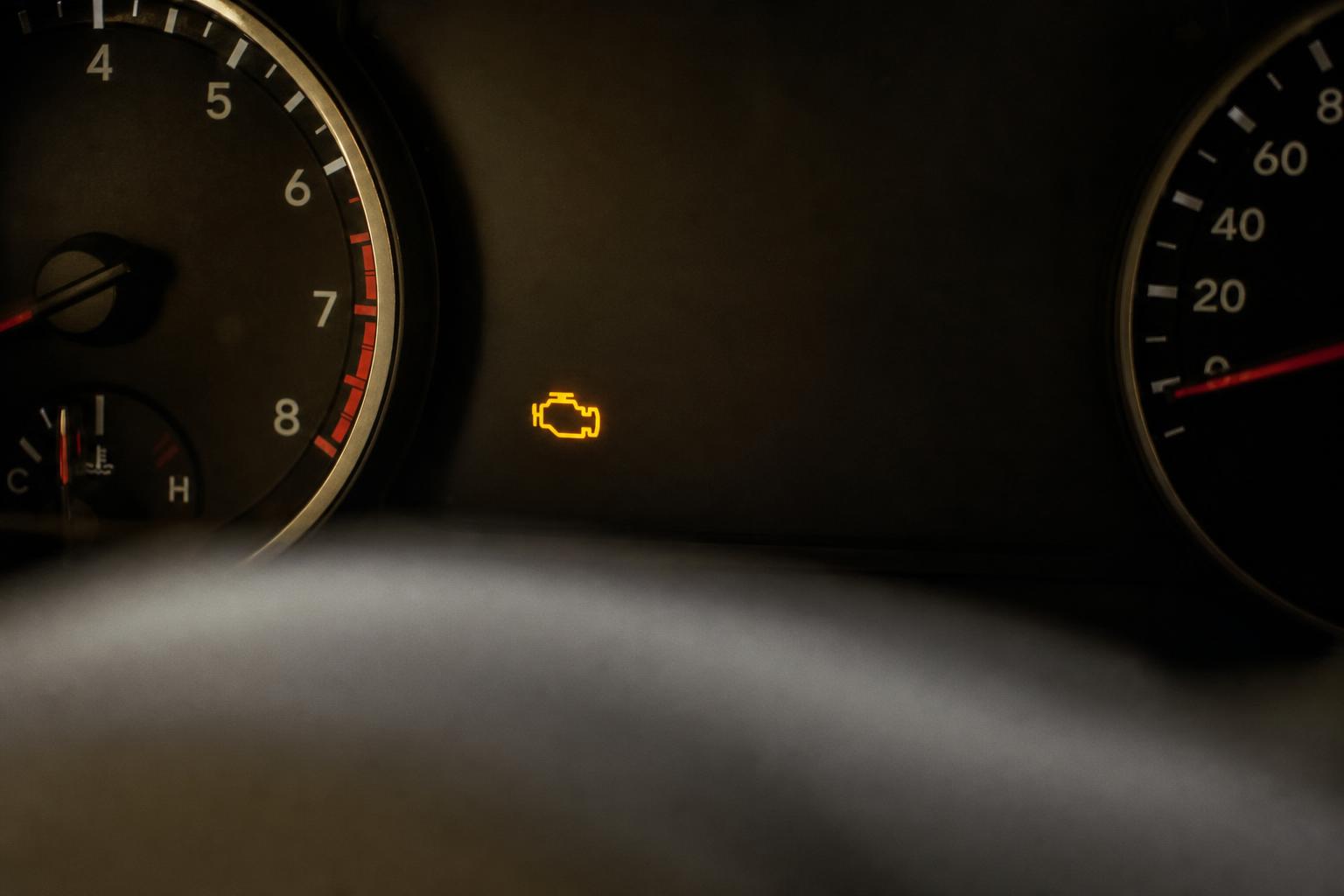 Autó műszerfala világító motorhiba-jelzővel vezérléscsere utáni teljesítményvesztés témájához