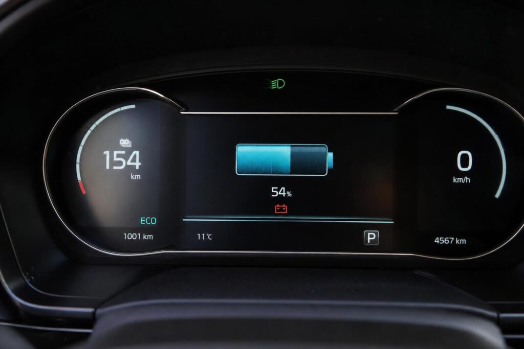 Elektromos autó műszerfala akkumulátor- és hatótávkijelzéssel
