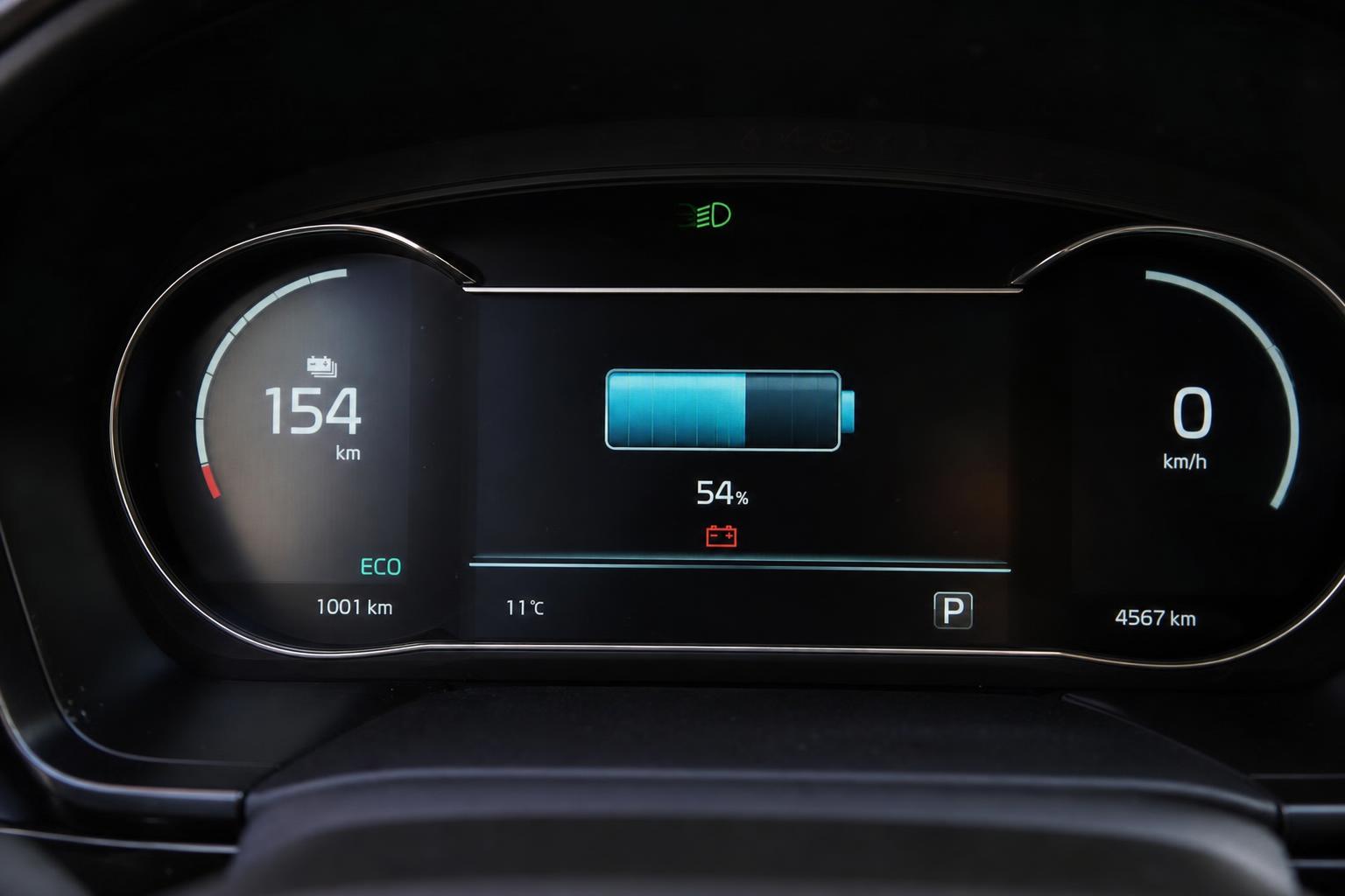 Elektromos autó műszerfala akkumulátor- és hatótávkijelzéssel