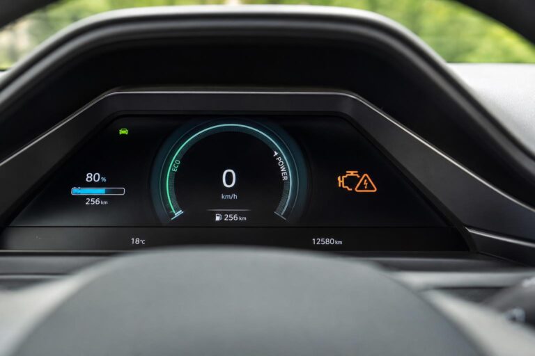 Elektromos autó műszerfala villanyautó műszaki vizsgája előtti hajtásrendszer-figyelmeztetéssel
