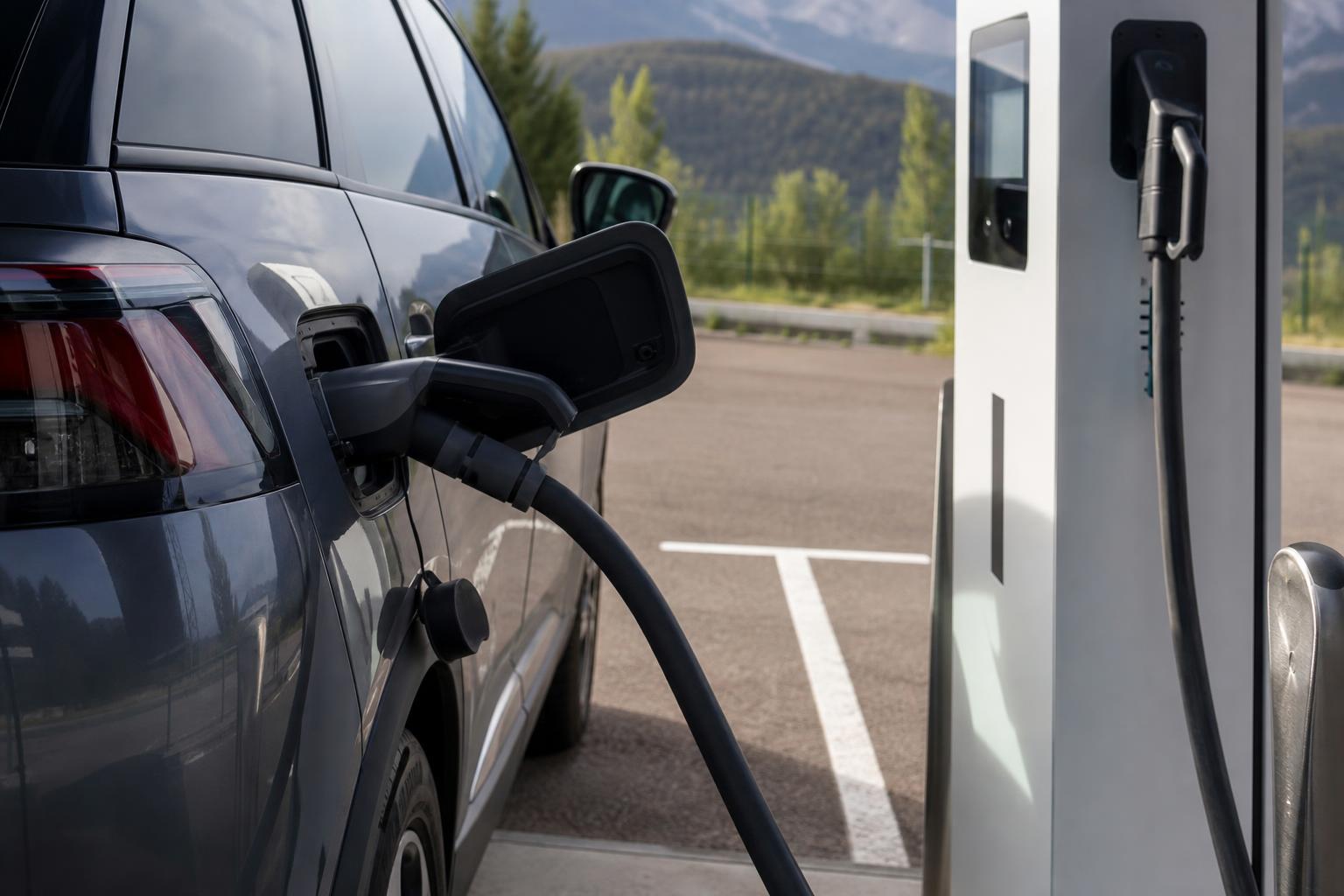 Elektromos autó töltése nyilvános gyorstöltőn egy hosszabb út közben