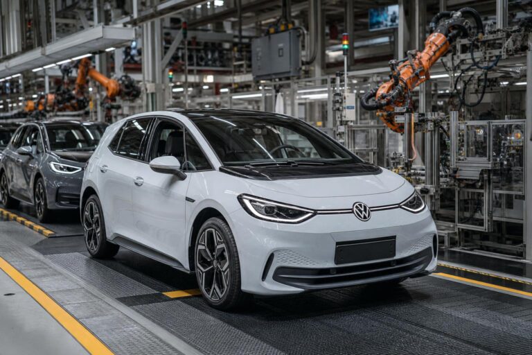 Kompakt Volkswagen elektromos autó egy modern európai gyár összeszerelő során
