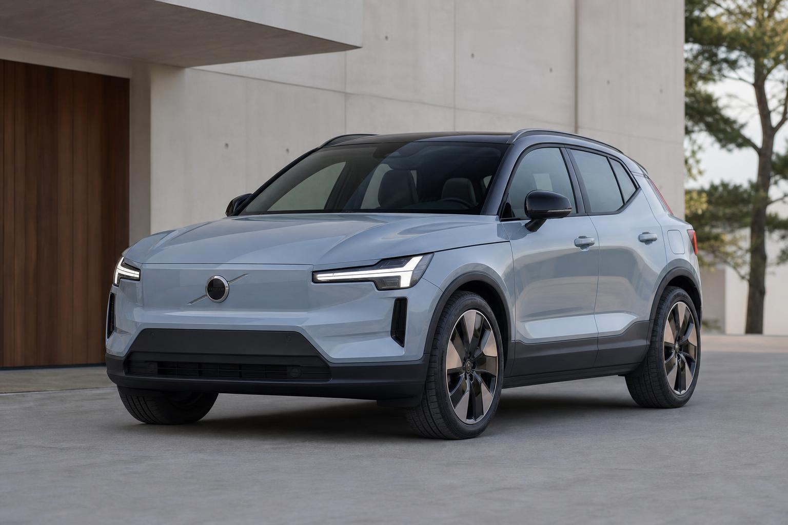 Megújult Volvo EX40 elektromos kompakt SUV új LED-fényszórókkal