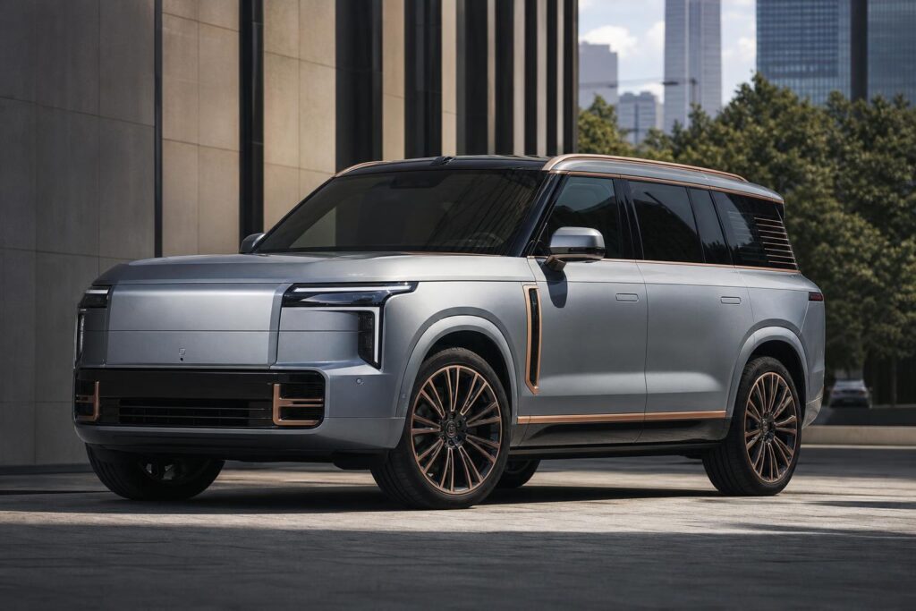 Bronz díszítésekkel átalakított XPeng GX luxus SUV