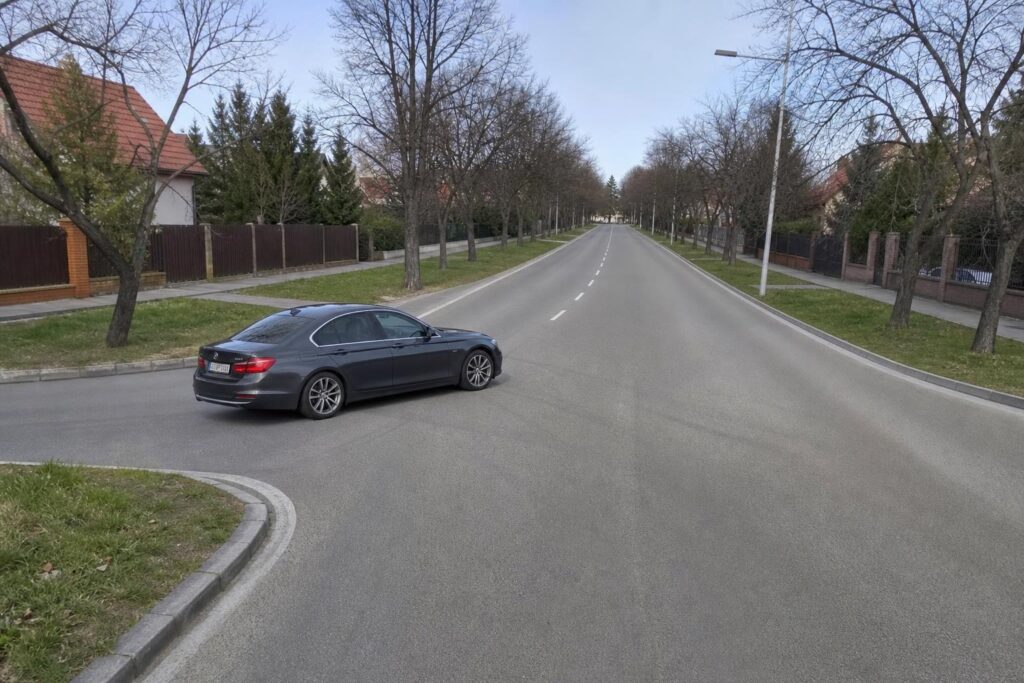 Autó hárompontos Y-megfordulást végez jól belátható, üres közúton