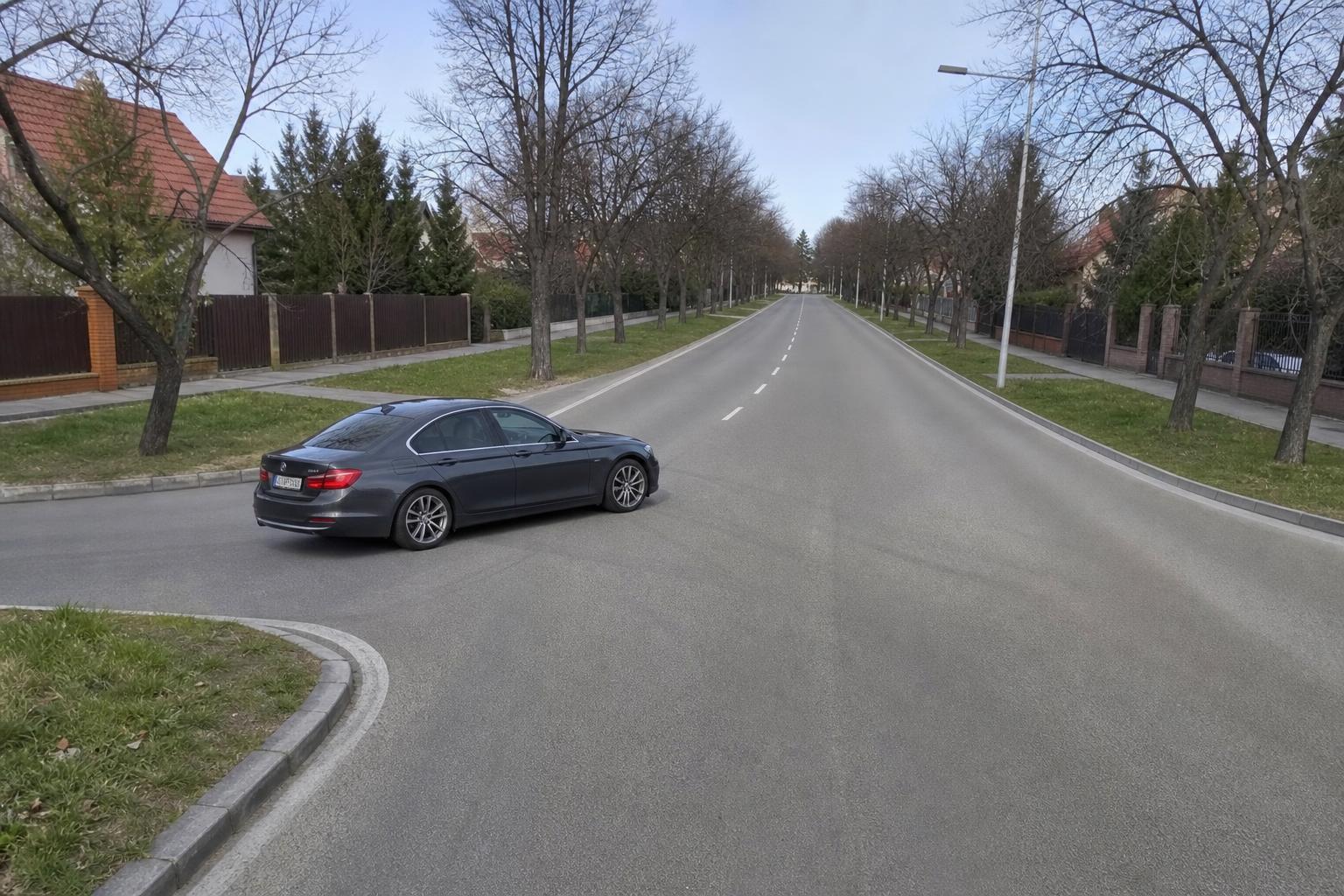 Autó hárompontos Y-megfordulást végez jól belátható, üres közúton