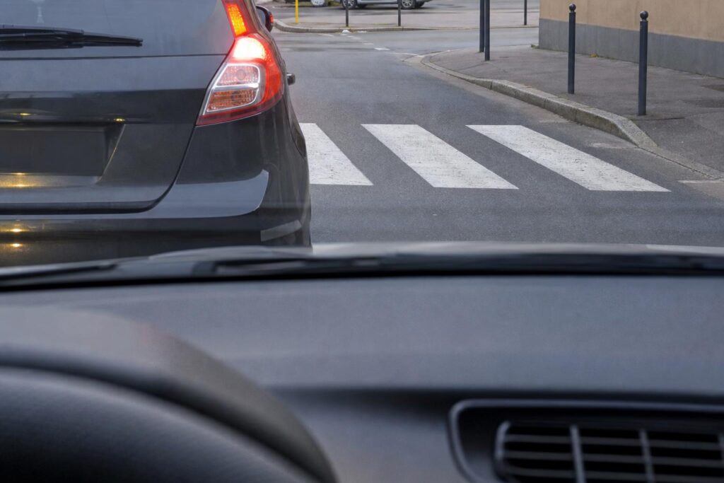 Zebra előtt álló jármű, amely részben eltakarja a gyalogosátkelőhelyet