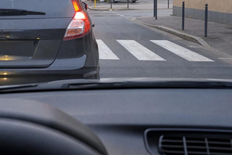Zebra előtt álló jármű, amely részben eltakarja a gyalogosátkelőhelyet