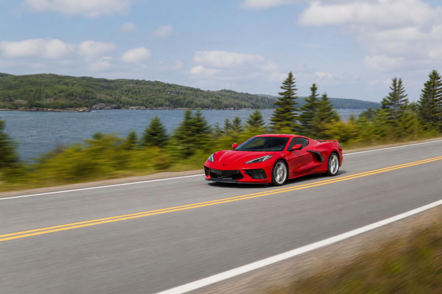 Piros Corvette nagy sebességgel egy kanadai kétsávos úton