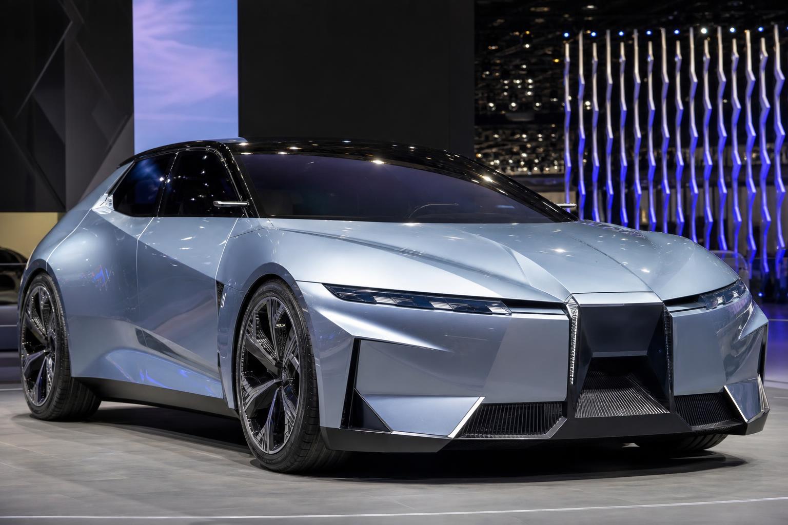 A DS F3VER Concept merész formájú kompakt tanulmányautó egy autószalonon