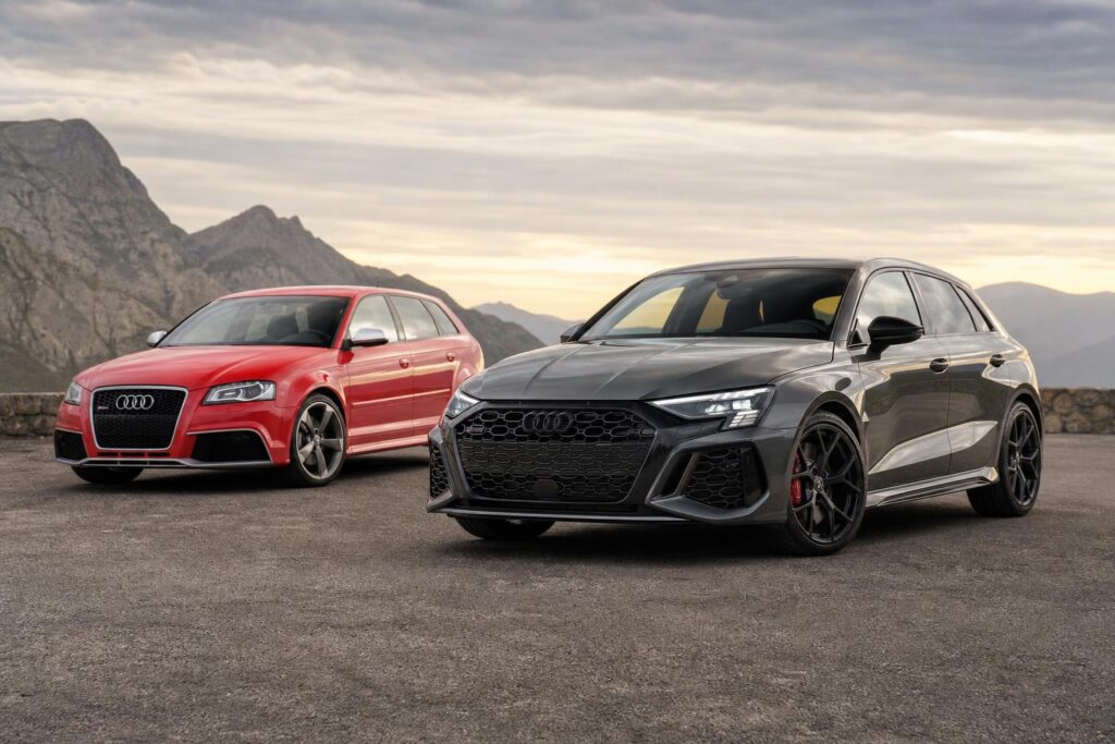 Egy 2011-es és egy 2026-os Audi RS3 Sportback egymás mellett
