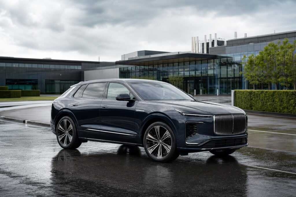 Klasszikus stílusú Bentley elektromos luxusmodell egy modern gyár előtt