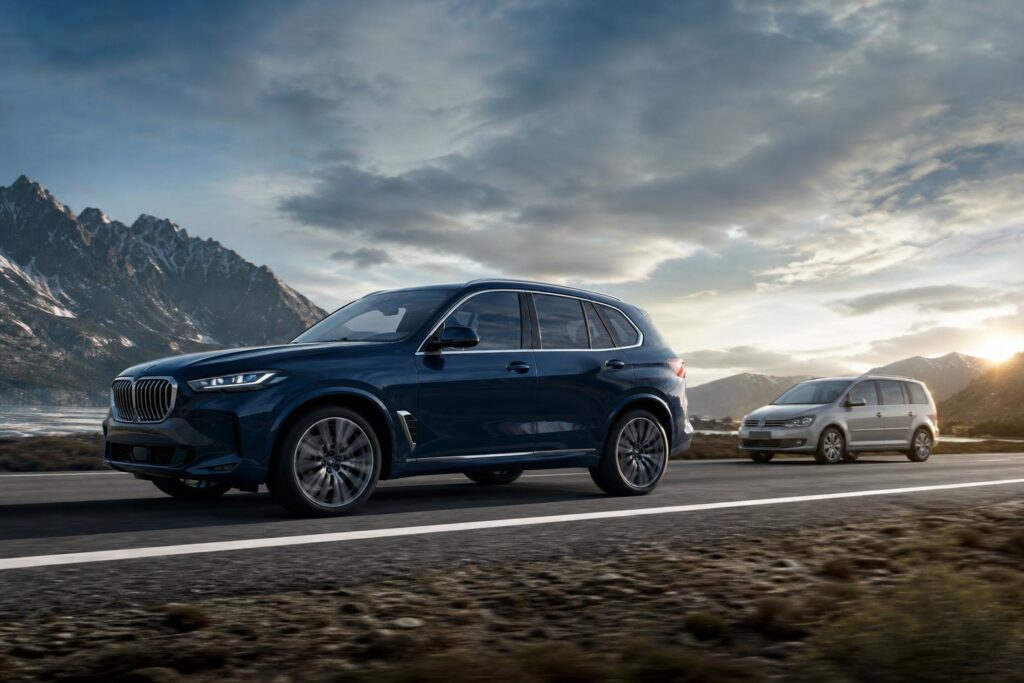 A BMW X7 fölé szánt új SUV és a kifutó kompakt egyterű kontrasztja
