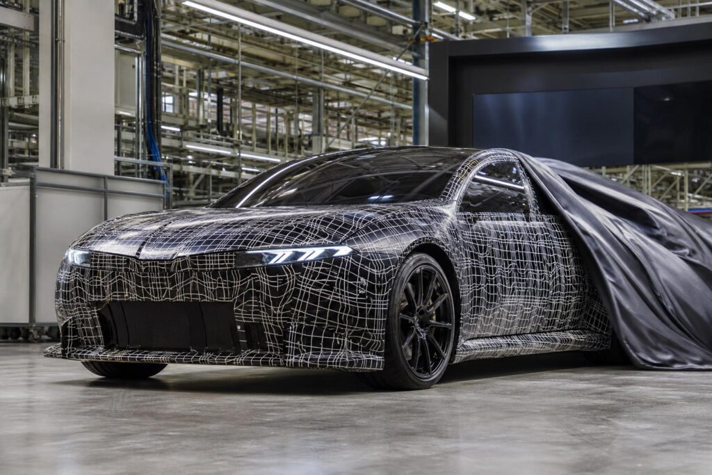 Álcázott elektromos BMW M3 prototípus a müncheni gyárban