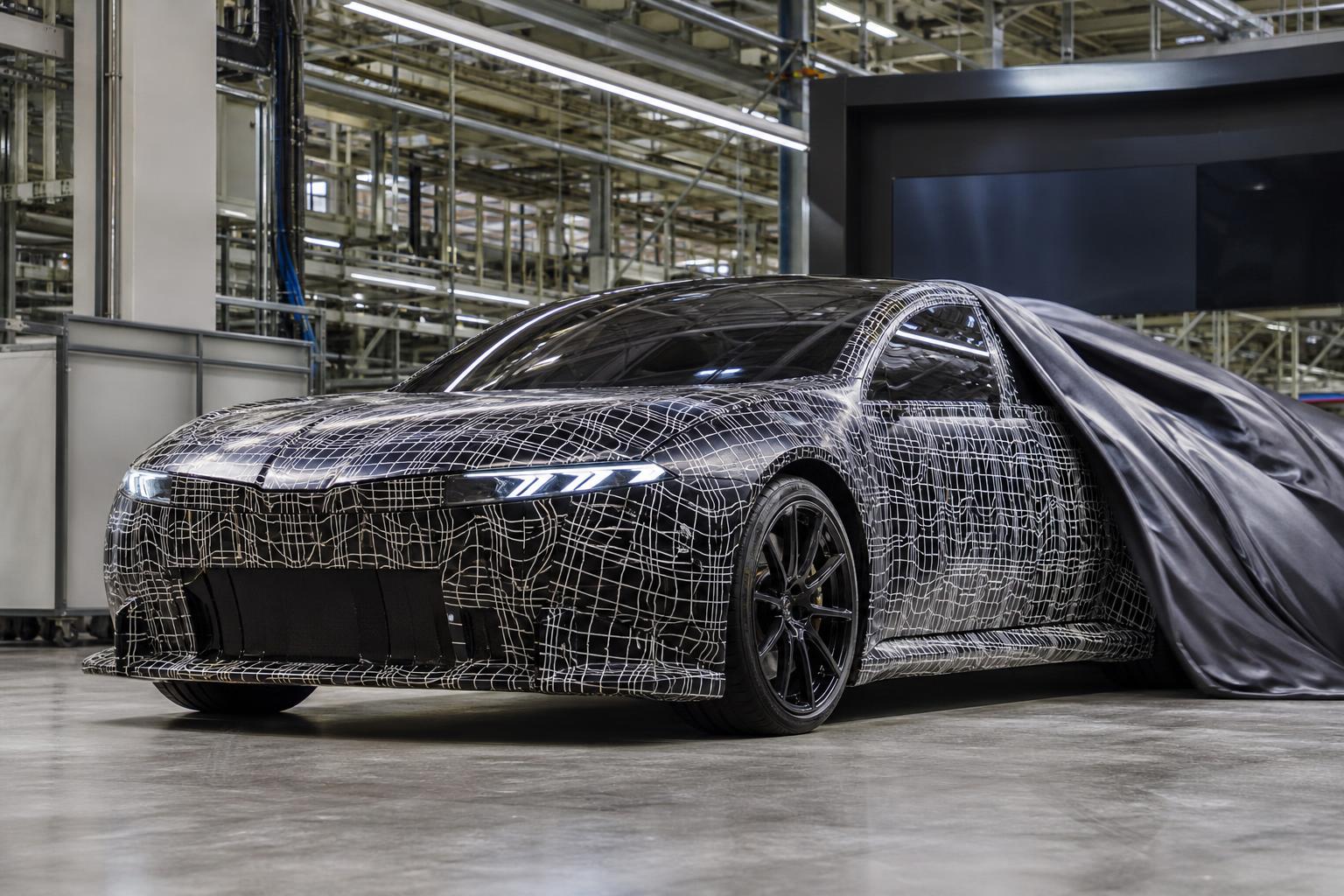 Álcázott elektromos BMW M3 prototípus a müncheni gyárban