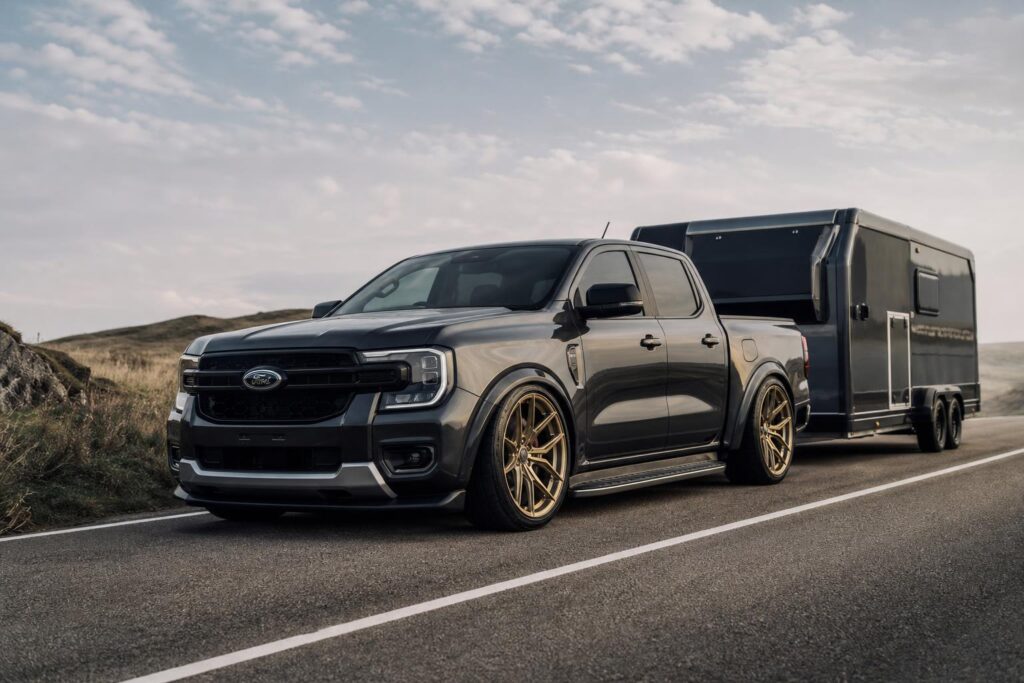 Alacsonyabb futóművű Ford Ranger Champion Edition aranyszínű felnikkel és utánfutóval