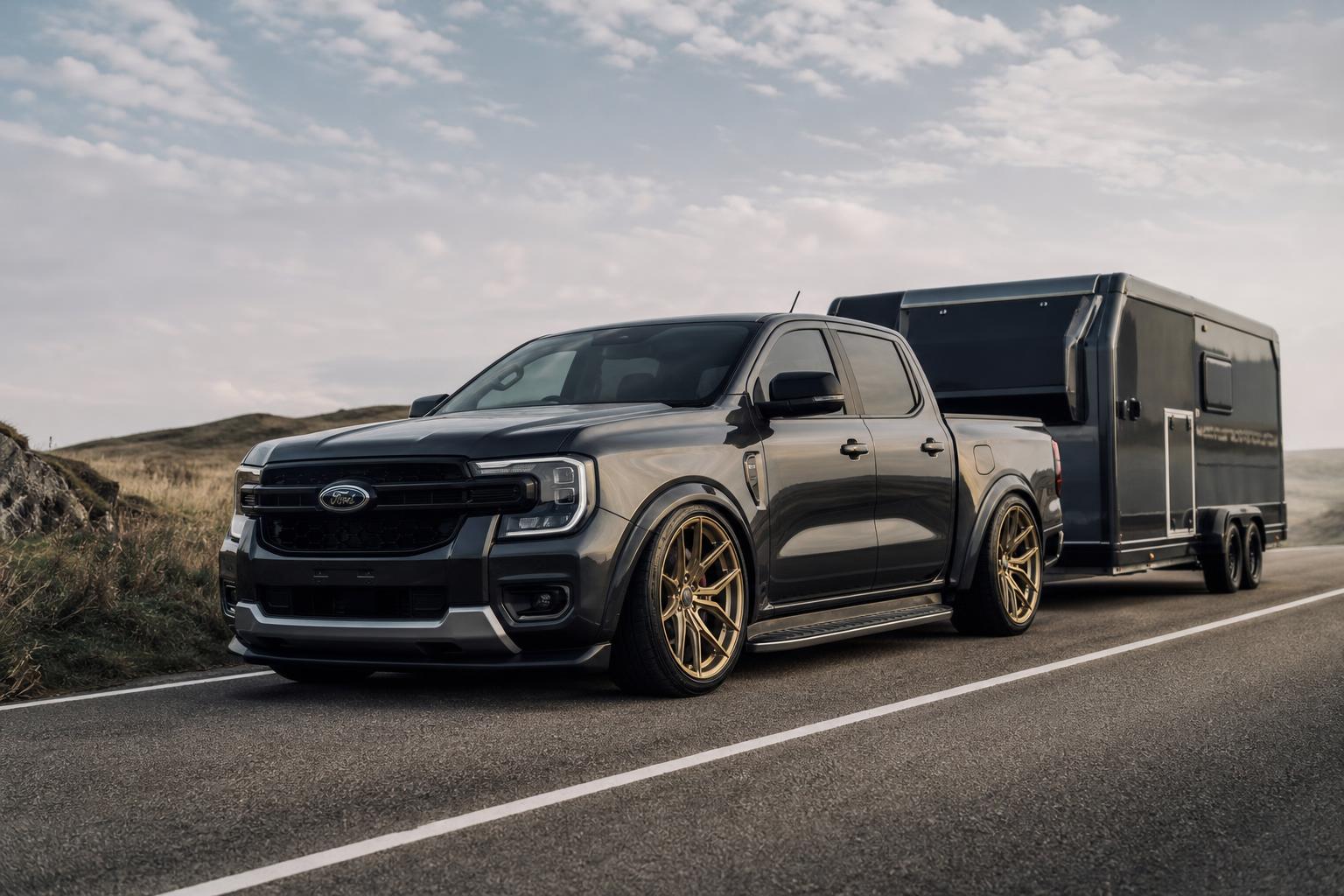 Alacsonyabb futóművű Ford Ranger Champion Edition aranyszínű felnikkel és utánfutóval