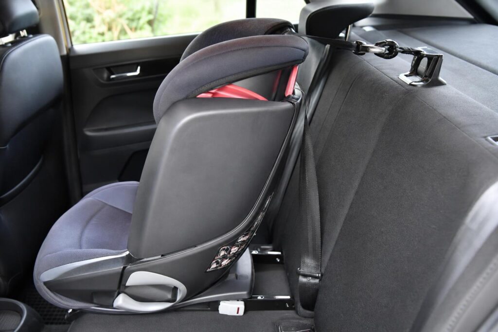 ISOFIX gyermekülés a hátsó ülésen megfelelően rögzített felső hevederrel