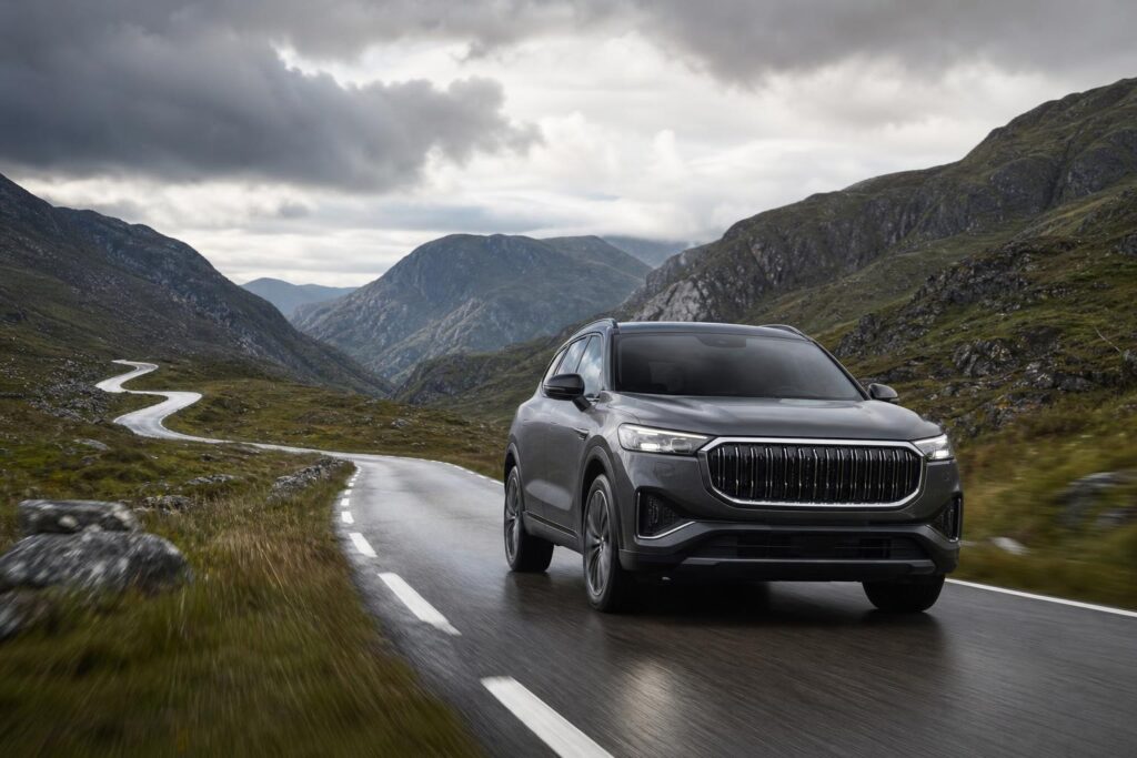 Jaecoo 7 plug-in hibrid SUV brit hegyi úton