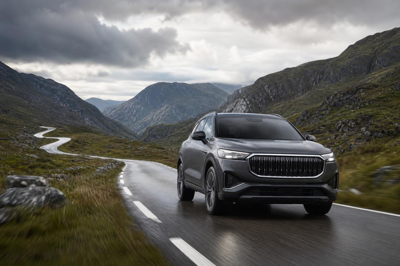 Jaecoo 7 plug-in hibrid SUV brit hegyi úton