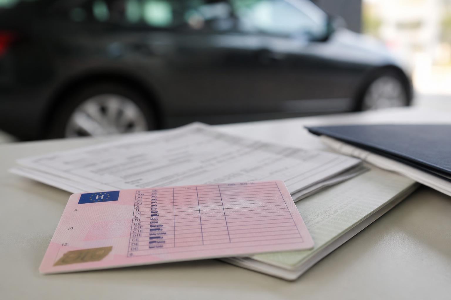 Magyar vezetői engedély és hatósági iratok egy autó mellett, a jogosítvány bevonásának témájához kapcsolódóan