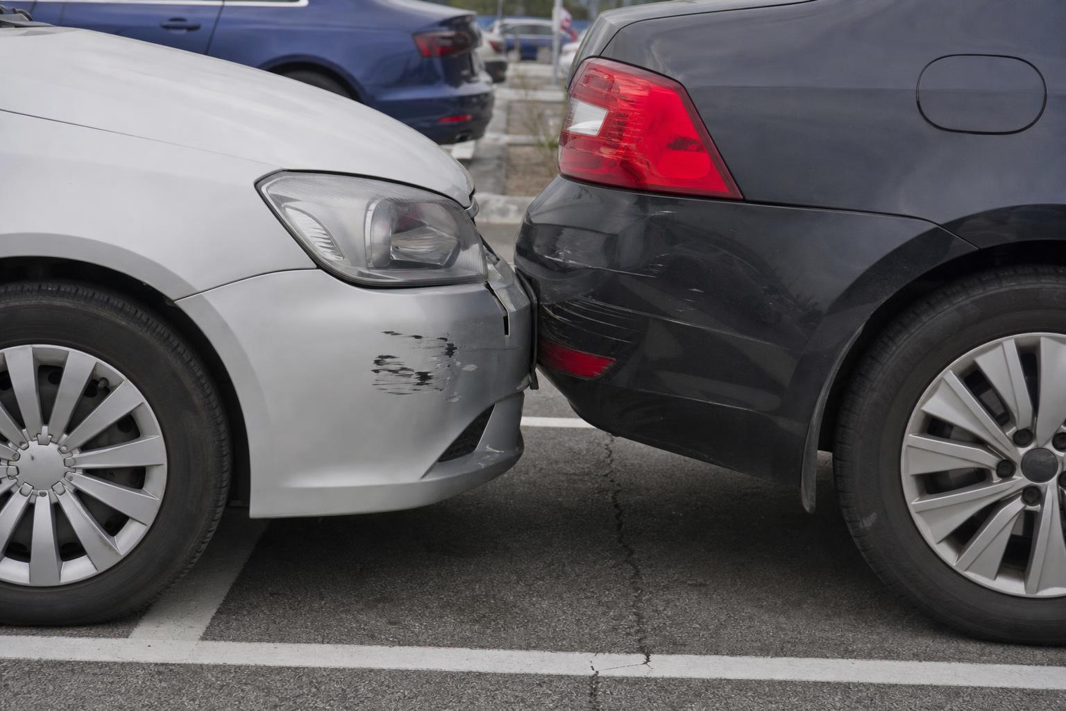 Kisebb lökhárító-sérülés két autó között egy parkolóban koccanás után