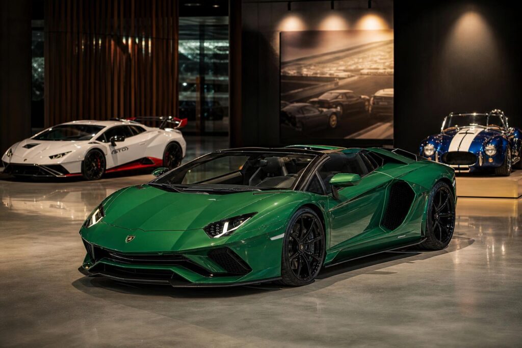 Zöld Lamborghini Aventador és más különleges autók egy stuttgarti árverésen