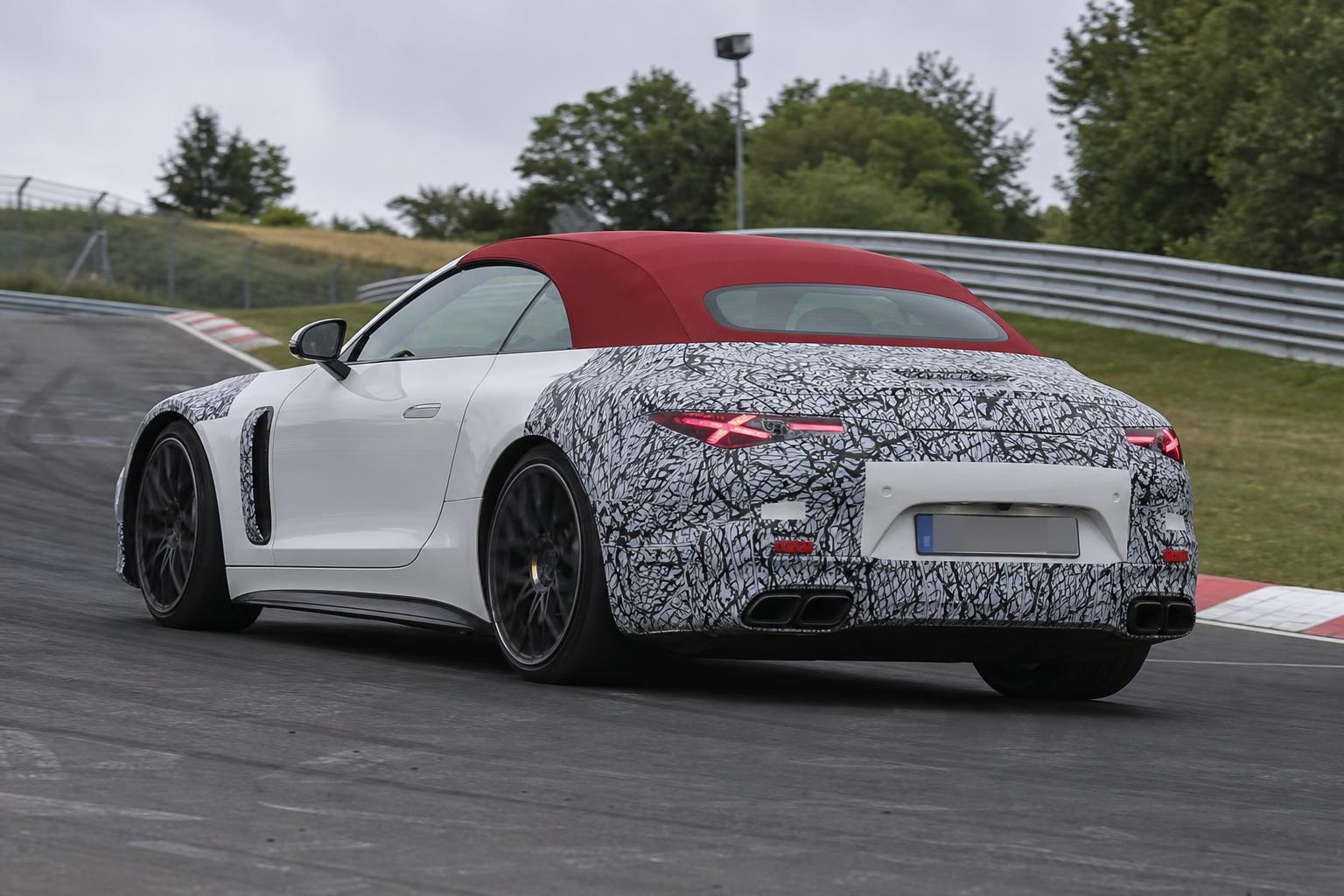 Álcázott Mercedes CLE Cabriolet fehér karosszériával és piros vászontetővel tesztelés közben