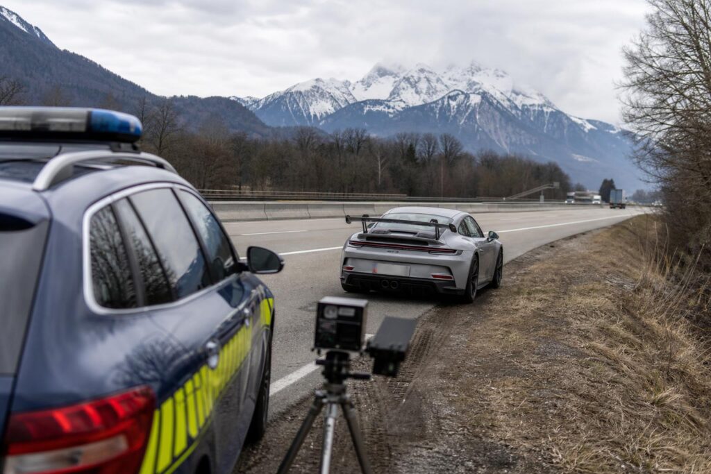 Lefoglalt Porsche 911 GT3 egy francia autópálya melletti rendőrségi ellenőrzésnél