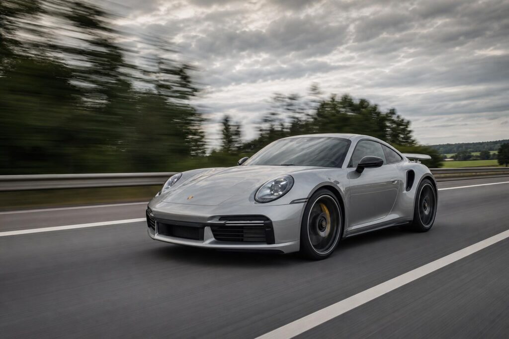 A hibrid Porsche 911 Turbo S nagy sebességnél egy német autópályán