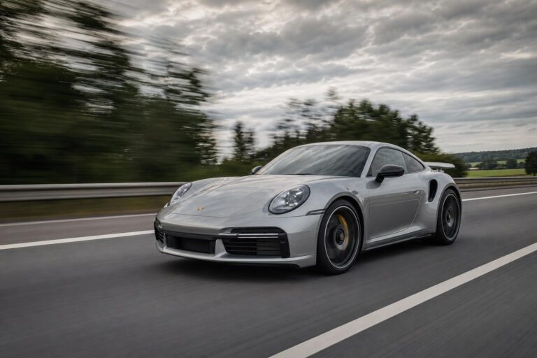 Porsche 911 Turbo S: 336 km/óráig gyorsult a hibrid sportautó
